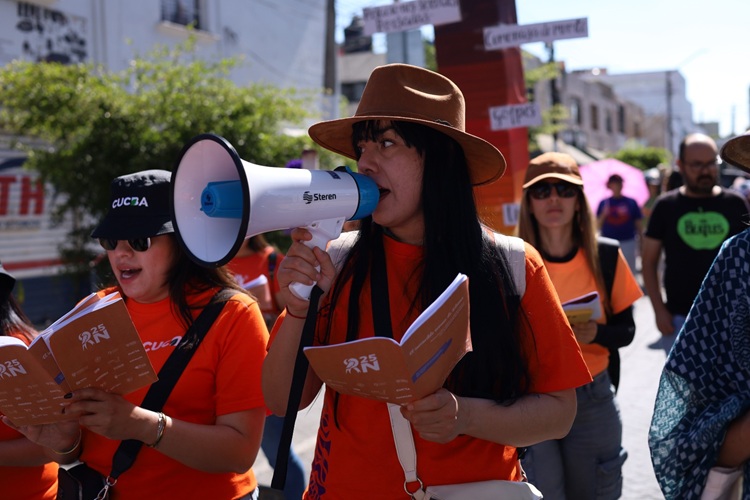 UNIDAS. La escritora asegura que le agrada que el libro sobre el feminicidio de su hermana se convierta en voces. (Foto: Michelle Vázquez) 